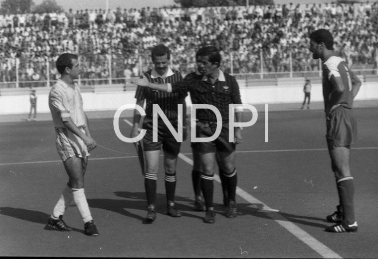 لقاء البطولة الوطنية لكرة القدم 1990 بين شبيبة القبائل واتحاد عنابة ملعب تيزي وزو